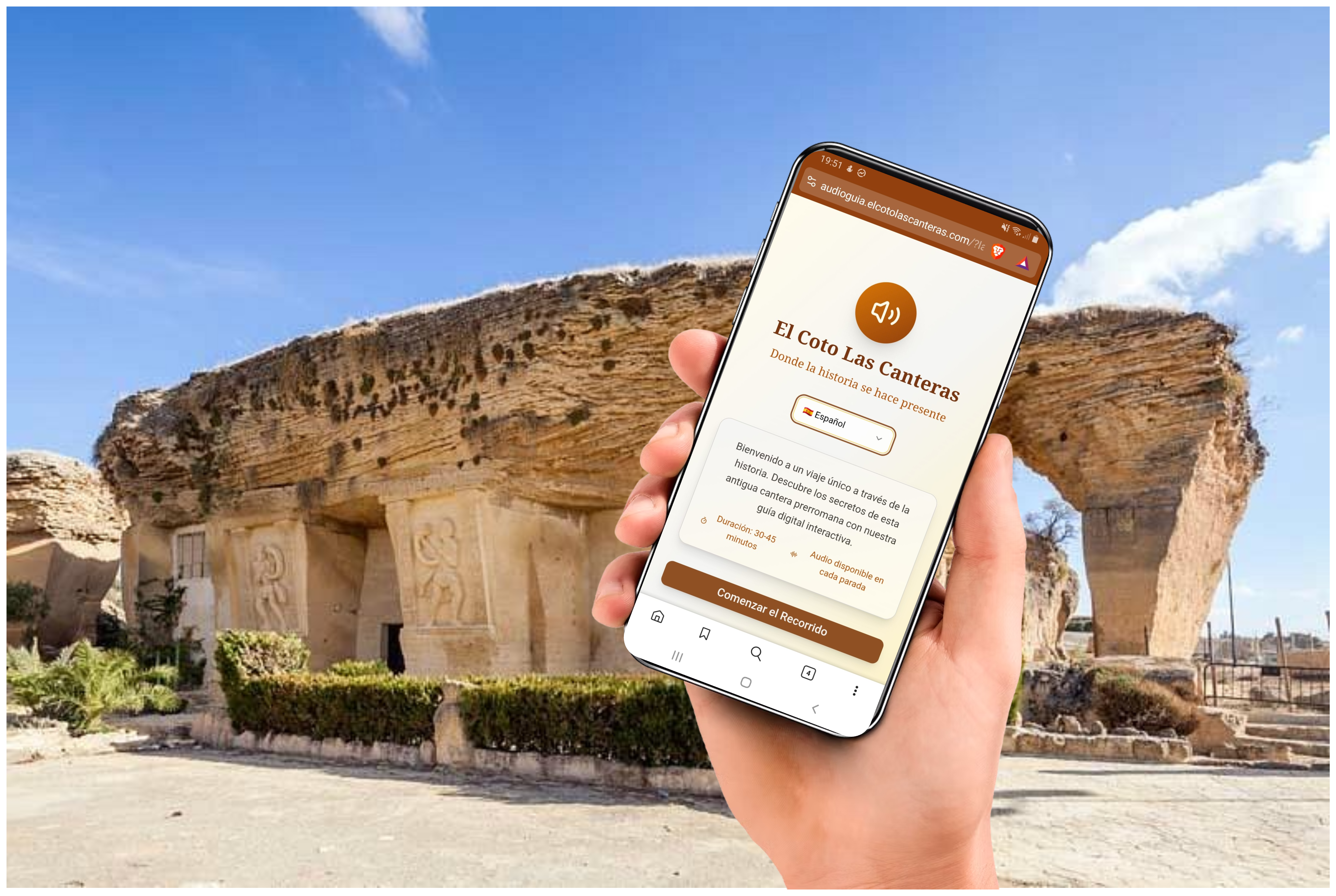 Visitante escaneando QR en el museo